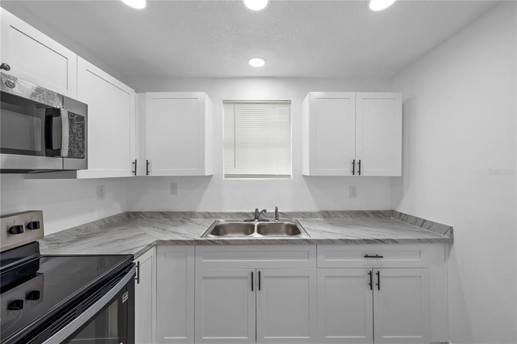 For Sale: $199,900 (3 beds, 2 baths, 1036 Square Feet)