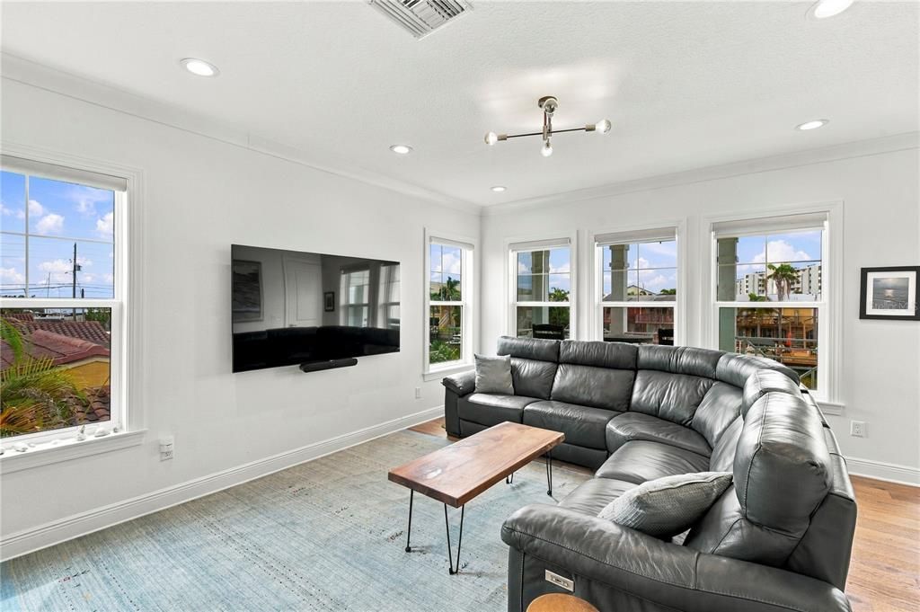 : $1,550,000 (3 camas, 3 baños, 2364 Pies cuadrados)