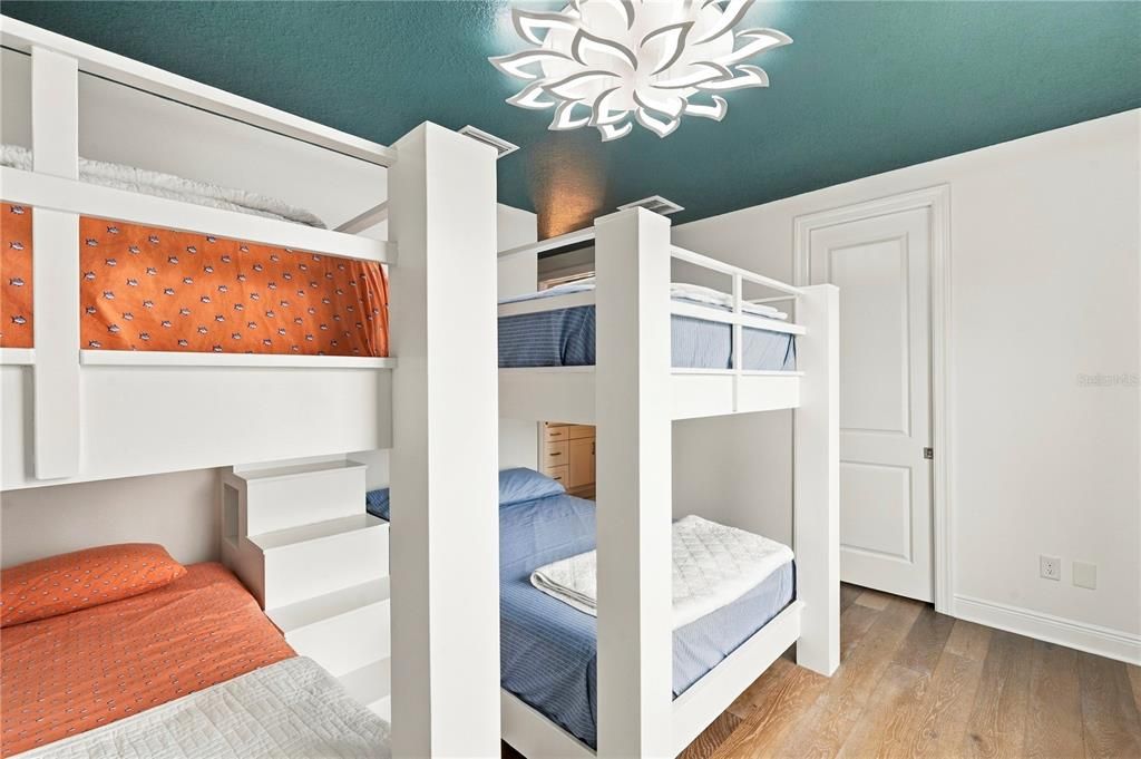 : $1,550,000 (3 camas, 3 baños, 2364 Pies cuadrados)