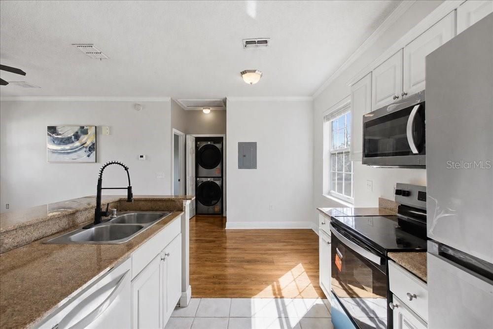 For Sale: $220,000 (1 beds, 1 baths, 738 Square Feet)