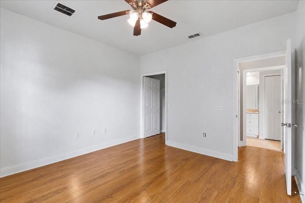 For Sale: $220,000 (1 beds, 1 baths, 738 Square Feet)