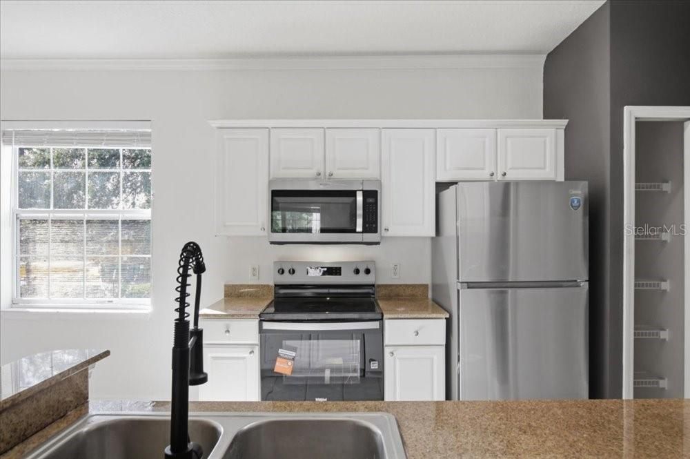 For Sale: $220,000 (1 beds, 1 baths, 738 Square Feet)