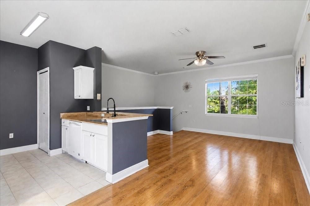 For Sale: $220,000 (1 beds, 1 baths, 738 Square Feet)