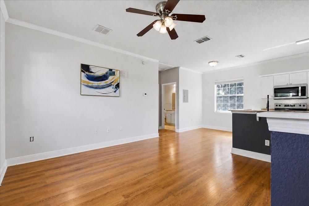 For Sale: $220,000 (1 beds, 1 baths, 738 Square Feet)