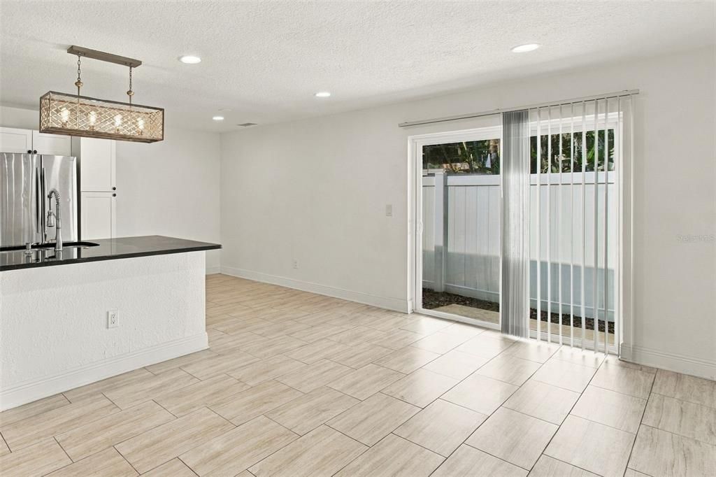 For Rent: $1,850 (2 beds, 1 baths, 783 Square Feet)