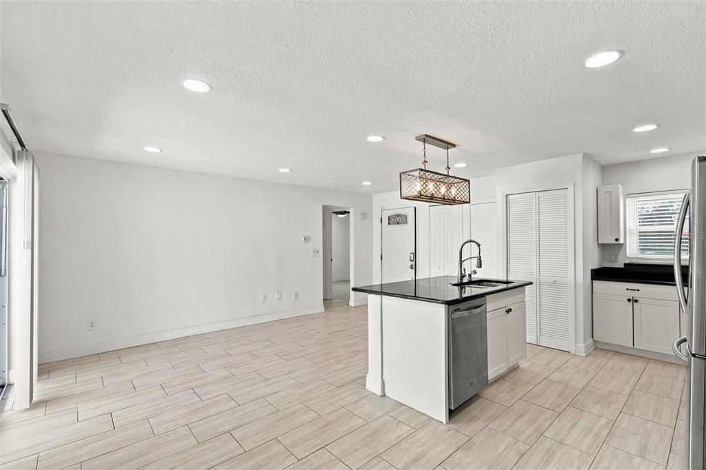 For Rent: $1,850 (2 beds, 1 baths, 783 Square Feet)