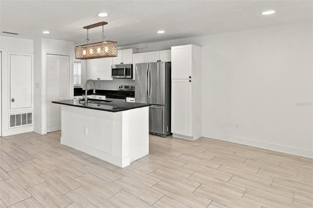 For Rent: $1,850 (2 beds, 1 baths, 783 Square Feet)