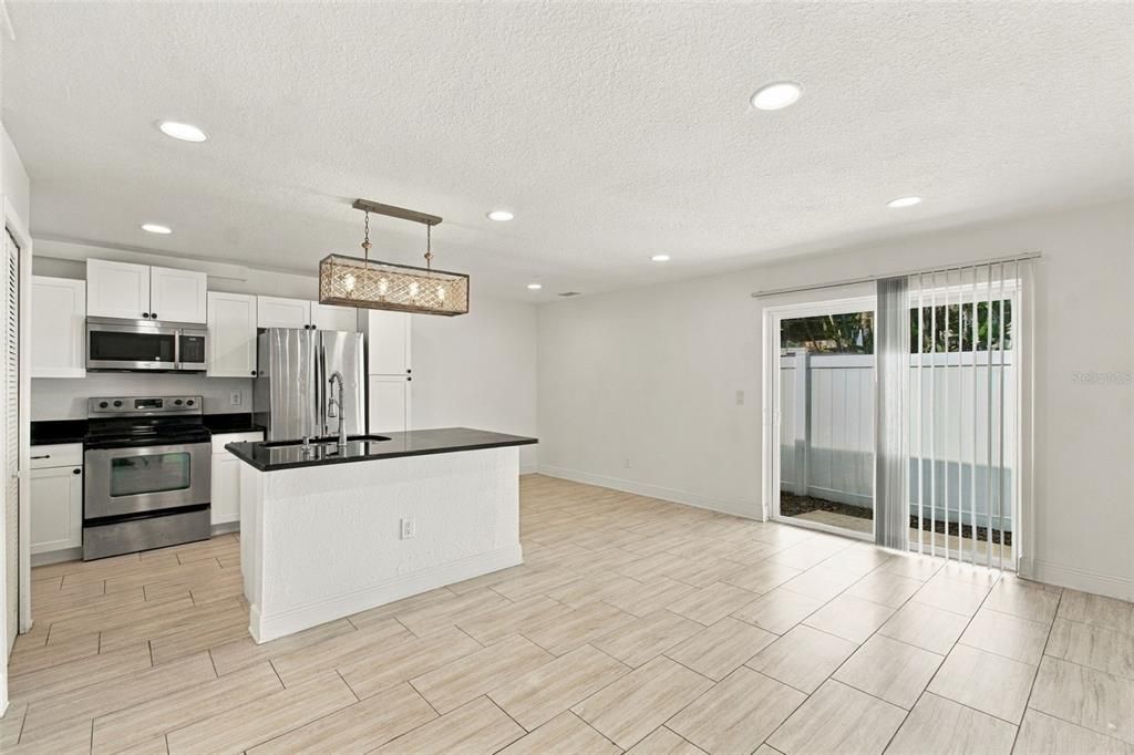 For Rent: $1,850 (2 beds, 1 baths, 783 Square Feet)