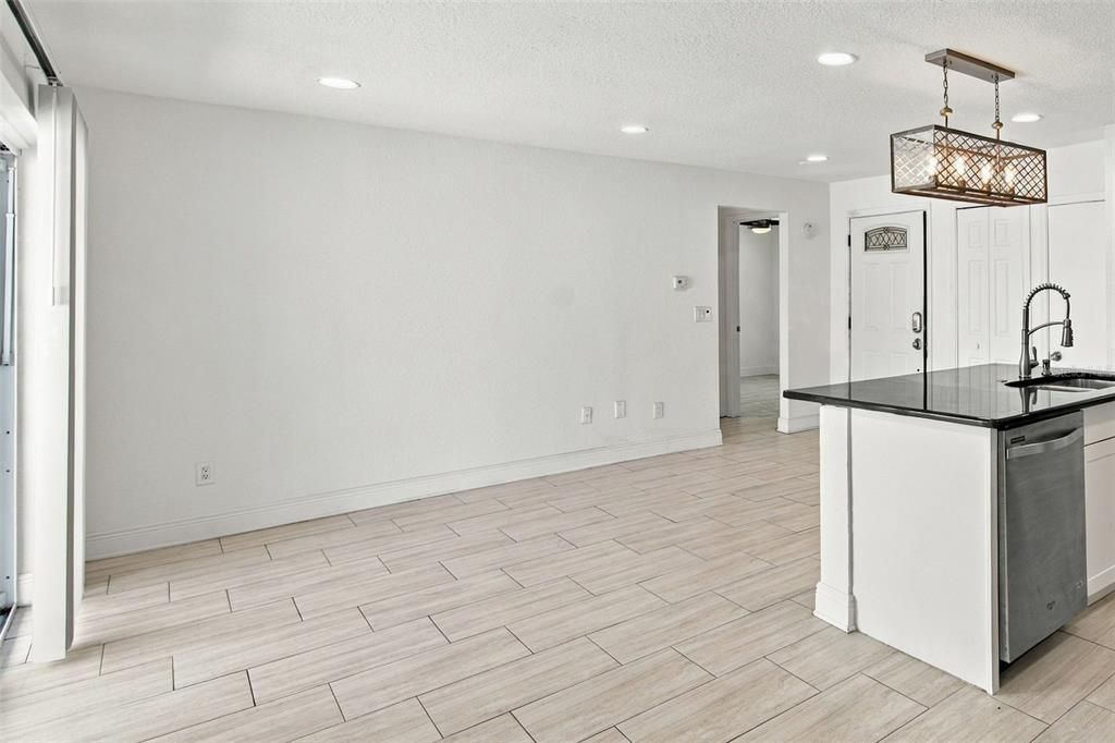 For Rent: $1,850 (2 beds, 1 baths, 783 Square Feet)