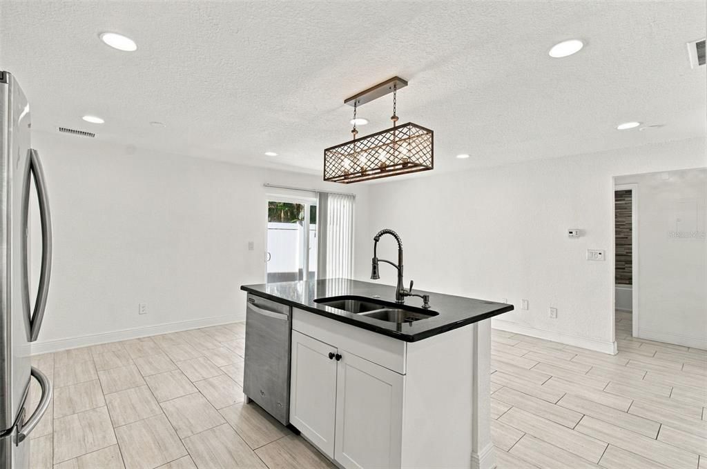 For Rent: $1,850 (2 beds, 1 baths, 783 Square Feet)