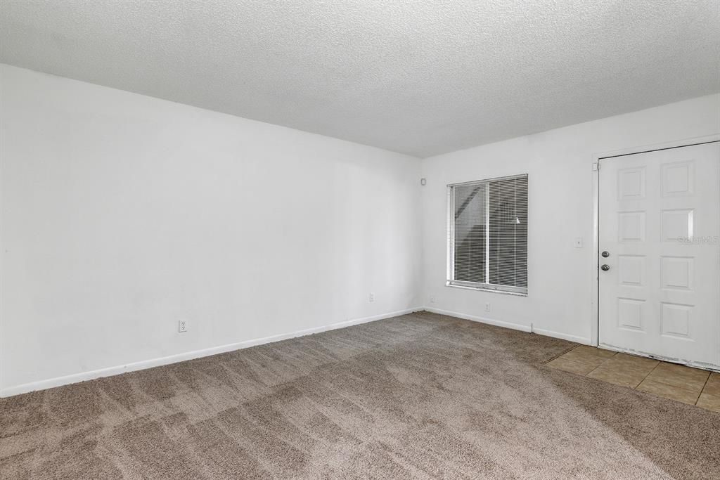 For Rent: $1,300 (1 beds, 1 baths, 912 Square Feet)