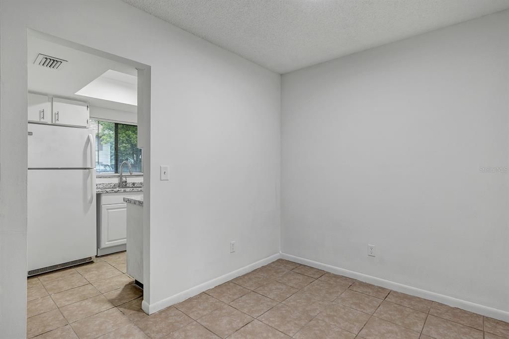 For Rent: $1,300 (1 beds, 1 baths, 912 Square Feet)