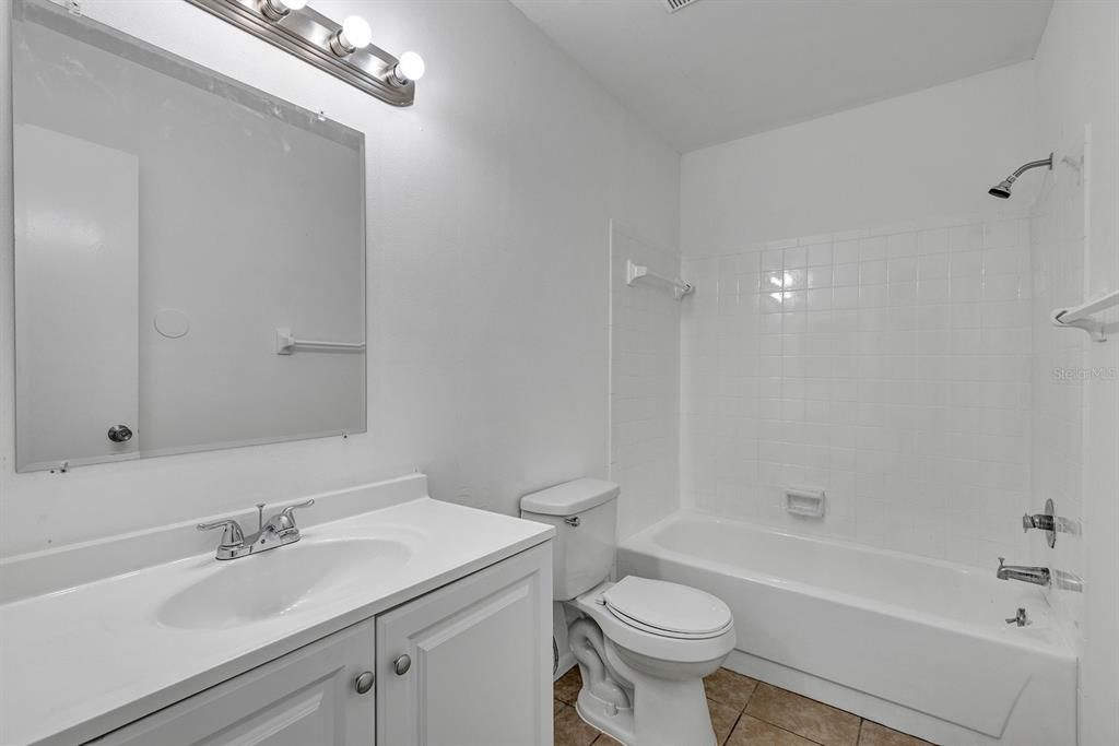 For Rent: $1,300 (1 beds, 1 baths, 912 Square Feet)