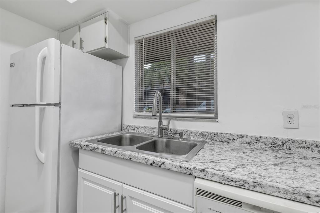 For Rent: $1,300 (1 beds, 1 baths, 912 Square Feet)