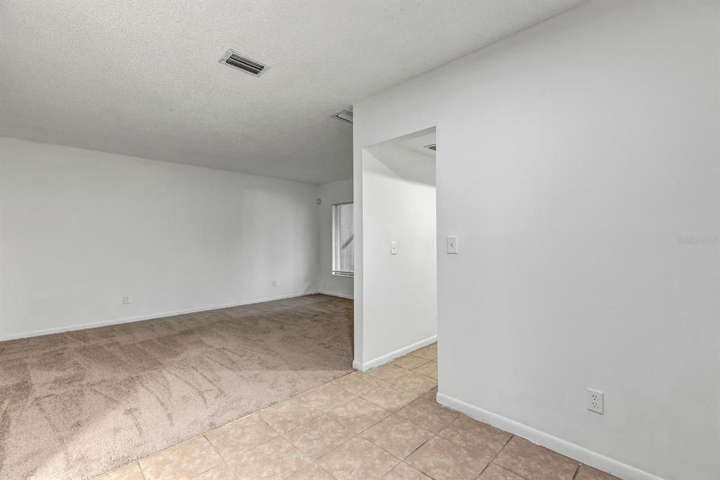 For Rent: $1,300 (1 beds, 1 baths, 912 Square Feet)