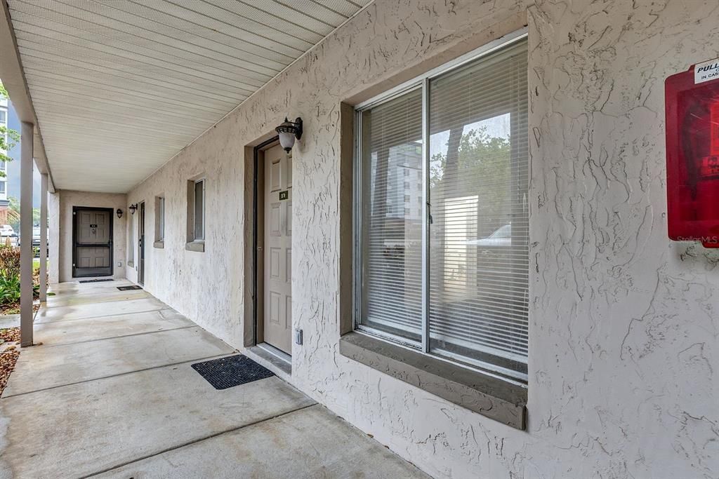 For Rent: $1,300 (1 beds, 1 baths, 912 Square Feet)