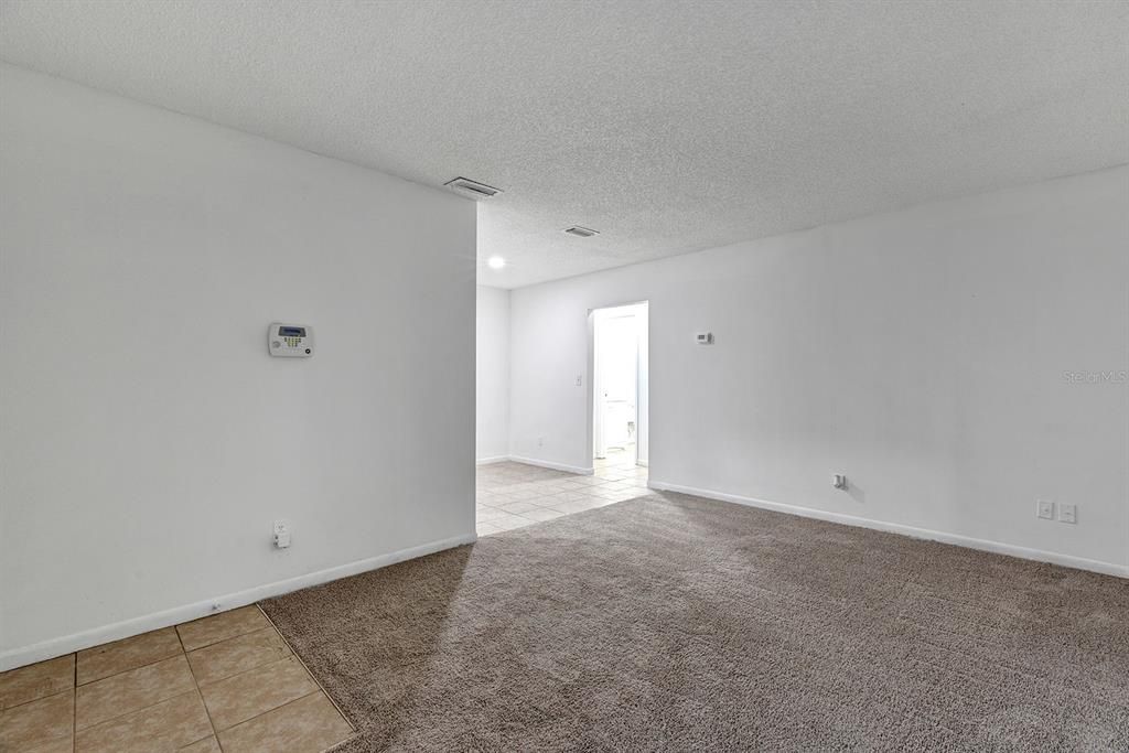 For Rent: $1,300 (1 beds, 1 baths, 912 Square Feet)