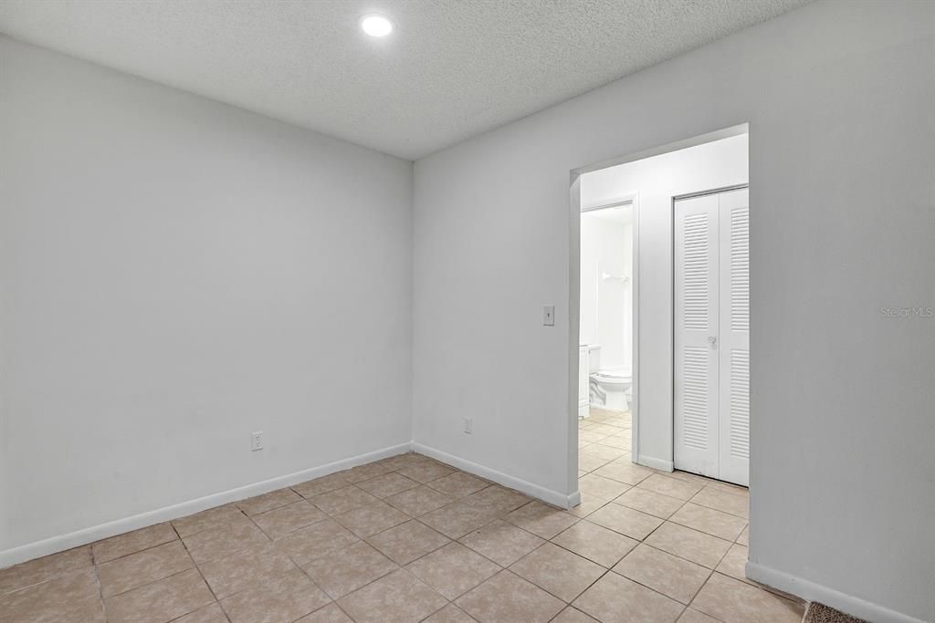 For Rent: $1,300 (1 beds, 1 baths, 912 Square Feet)