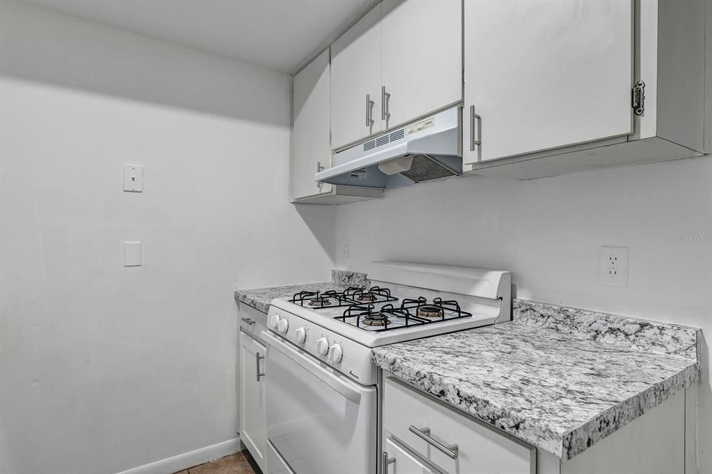 For Rent: $1,300 (1 beds, 1 baths, 912 Square Feet)