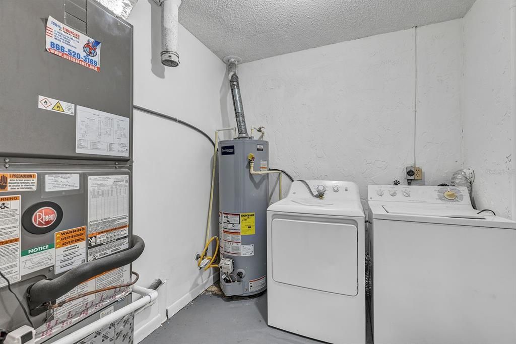 For Rent: $1,300 (1 beds, 1 baths, 912 Square Feet)