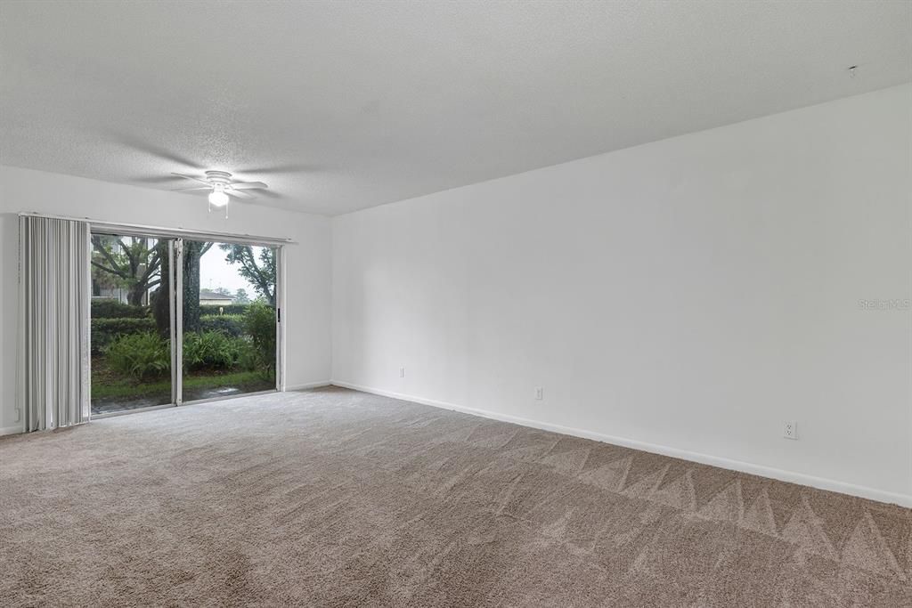 For Rent: $1,300 (1 beds, 1 baths, 912 Square Feet)