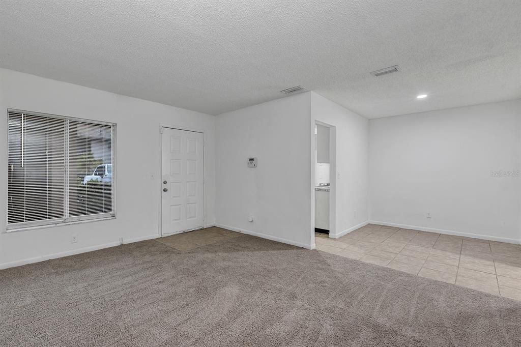 For Rent: $1,300 (1 beds, 1 baths, 912 Square Feet)