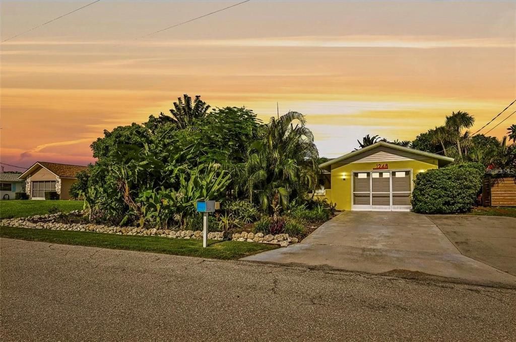 For Sale: $424,000 (2 beds, 2 baths, 1214 Square Feet)