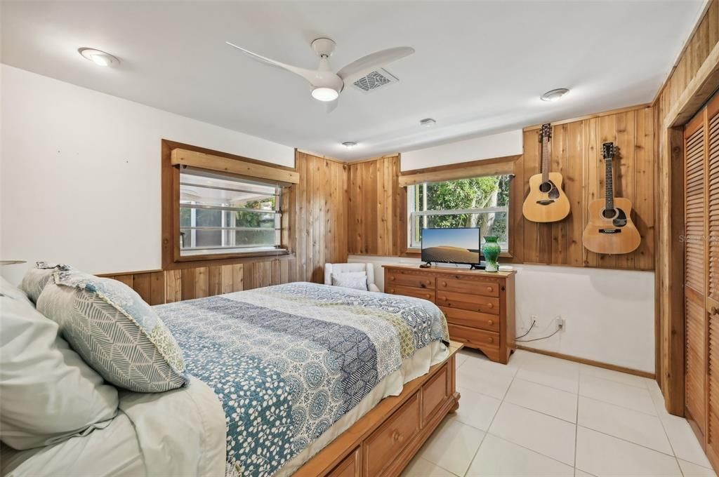 For Sale: $424,000 (2 beds, 2 baths, 1214 Square Feet)