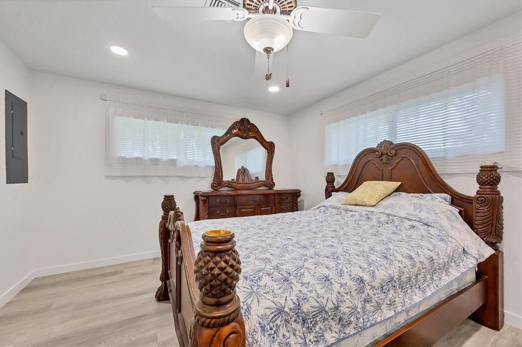 На продажу: $325,000 (3 спален, 2 ванн, 1323 Квадратных фут)