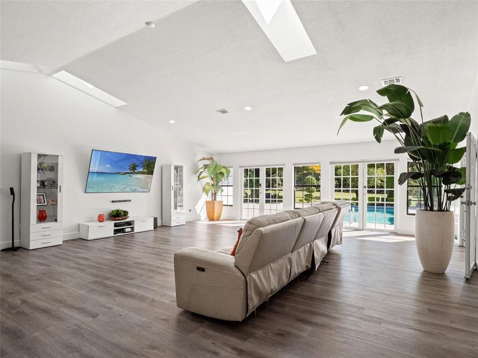 En Venta: $1,249,000 (5 camas, 4 baños, 3631 Pies cuadrados)