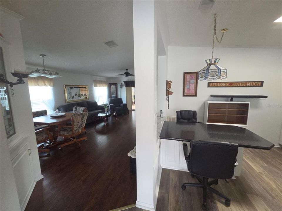 For Sale: $199,900 (2 beds, 2 baths, 1196 Square Feet)