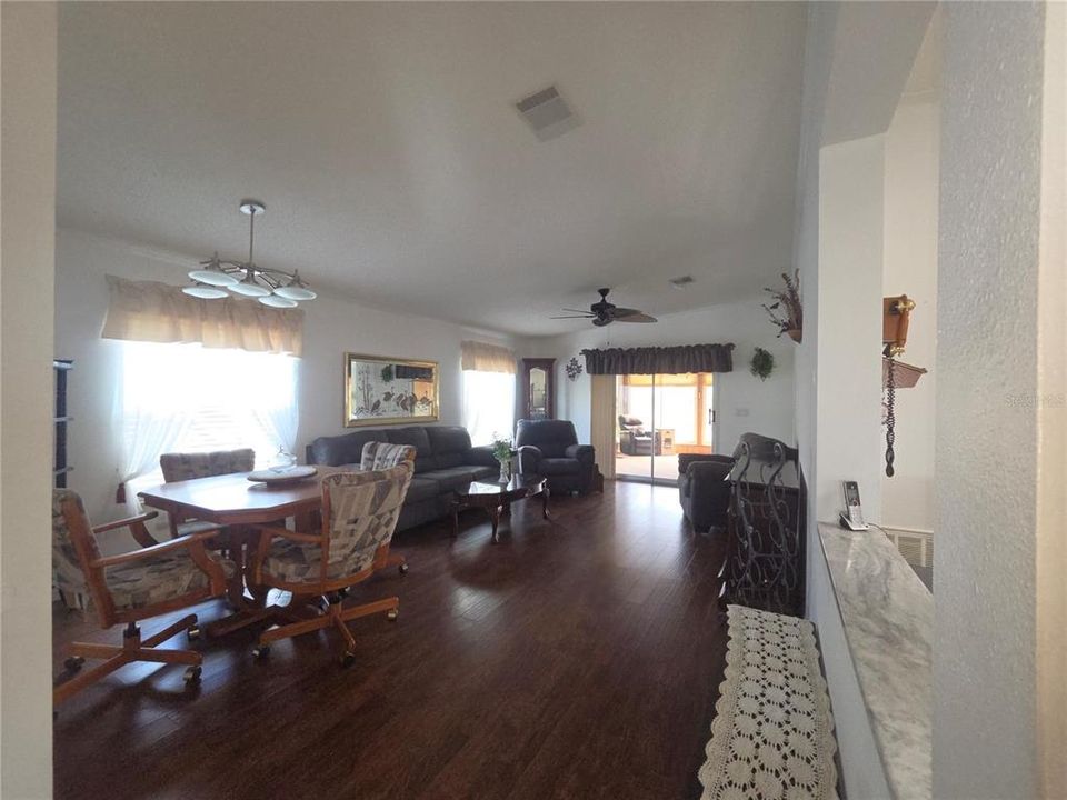 For Sale: $199,900 (2 beds, 2 baths, 1196 Square Feet)