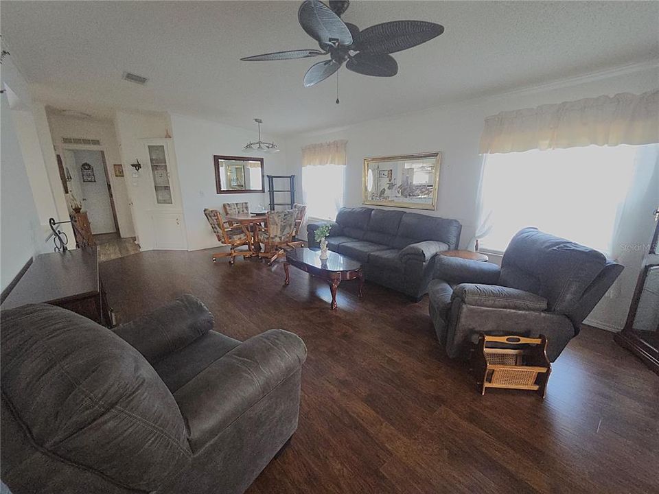 For Sale: $199,900 (2 beds, 2 baths, 1196 Square Feet)