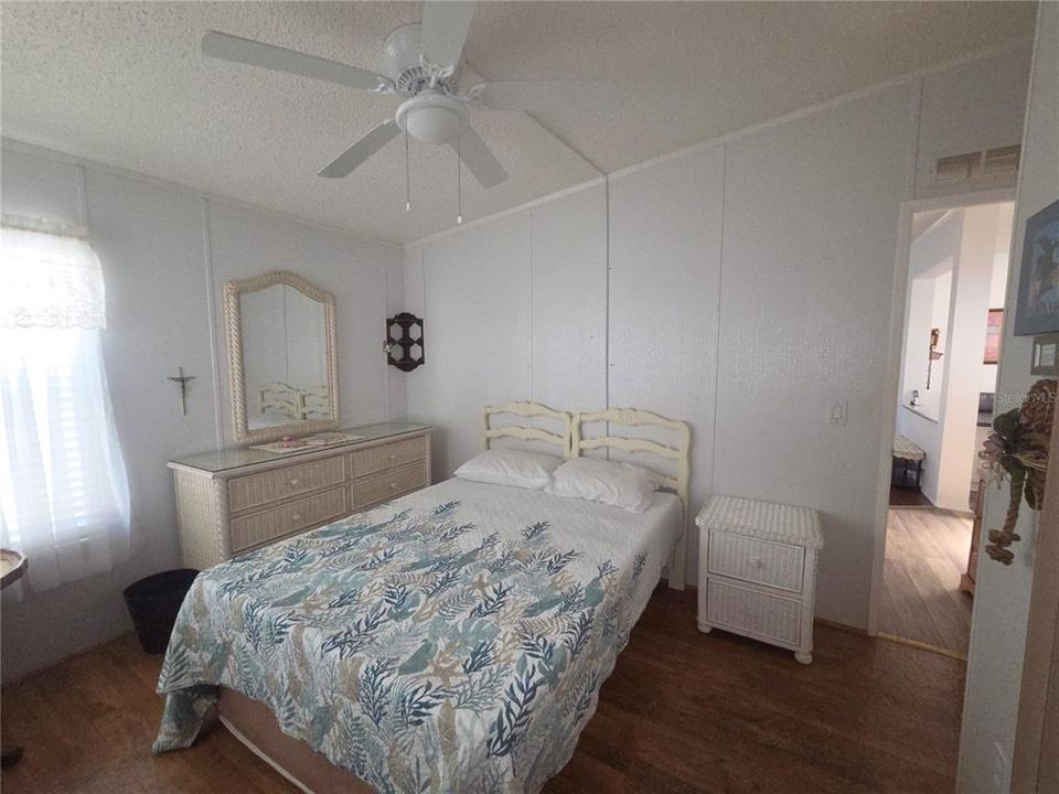 For Sale: $199,900 (2 beds, 2 baths, 1196 Square Feet)