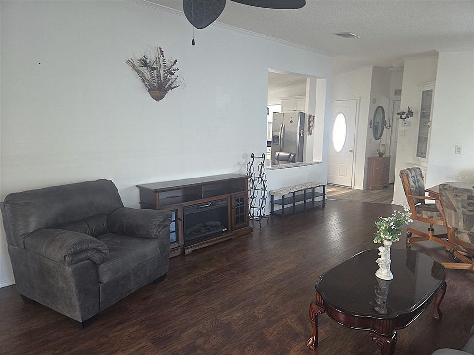 For Sale: $199,900 (2 beds, 2 baths, 1196 Square Feet)