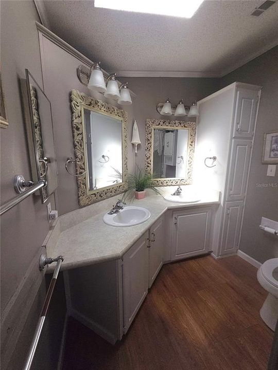 For Sale: $199,900 (2 beds, 2 baths, 1196 Square Feet)