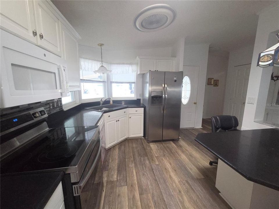 For Sale: $199,900 (2 beds, 2 baths, 1196 Square Feet)