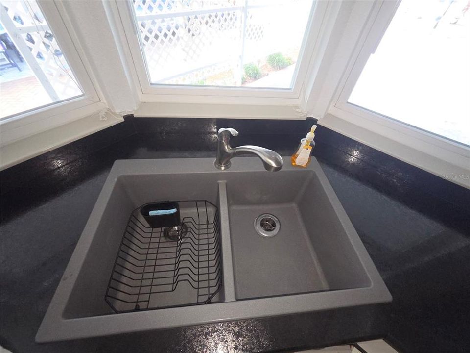 For Sale: $199,900 (2 beds, 2 baths, 1196 Square Feet)