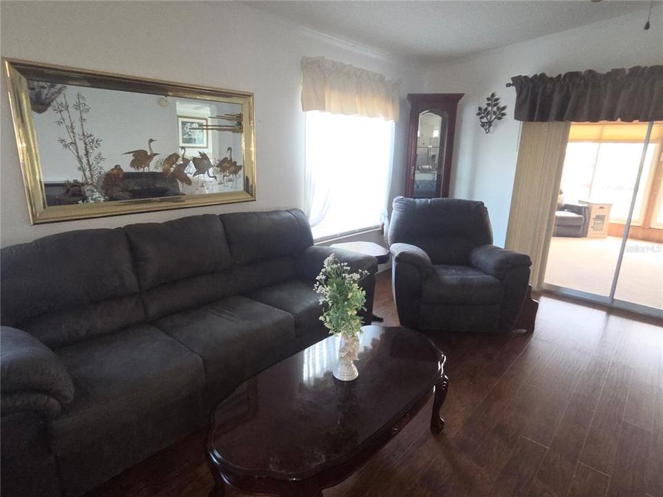 For Sale: $199,900 (2 beds, 2 baths, 1196 Square Feet)