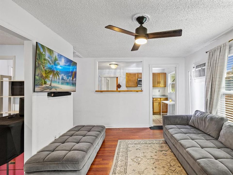 For Sale: $235,000 (2 beds, 1 baths, 852 Square Feet)