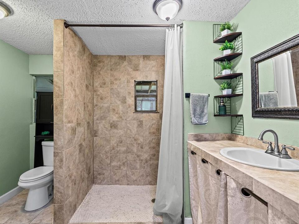 For Sale: $235,000 (2 beds, 1 baths, 852 Square Feet)