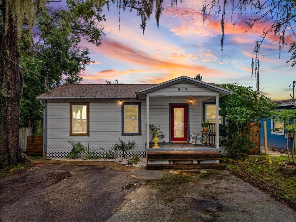 For Sale: $235,000 (2 beds, 1 baths, 852 Square Feet)