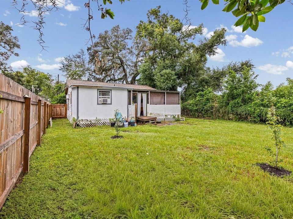For Sale: $235,000 (2 beds, 1 baths, 852 Square Feet)