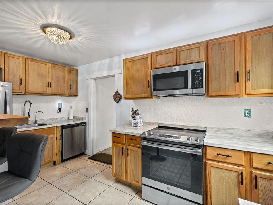 For Sale: $235,000 (2 beds, 1 baths, 852 Square Feet)