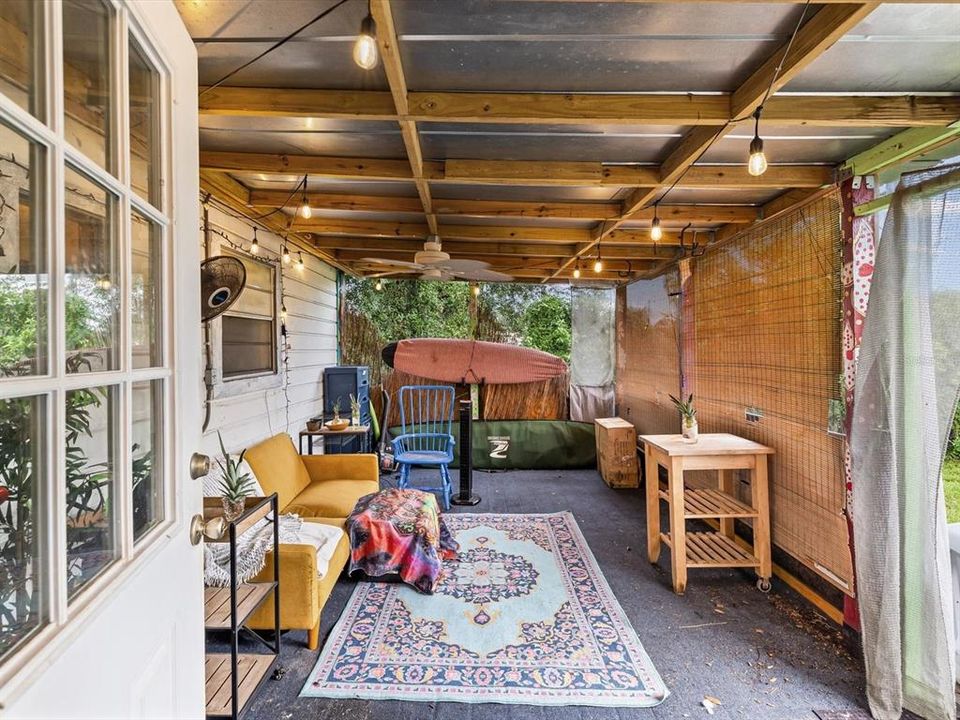For Sale: $235,000 (2 beds, 1 baths, 852 Square Feet)