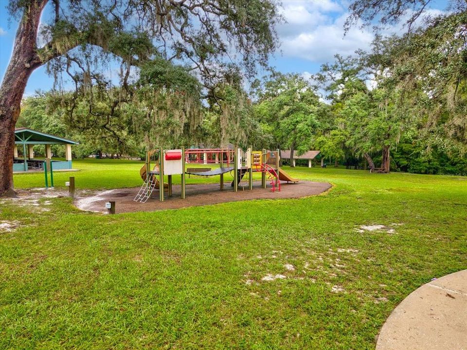 For Sale: $235,000 (2 beds, 1 baths, 852 Square Feet)