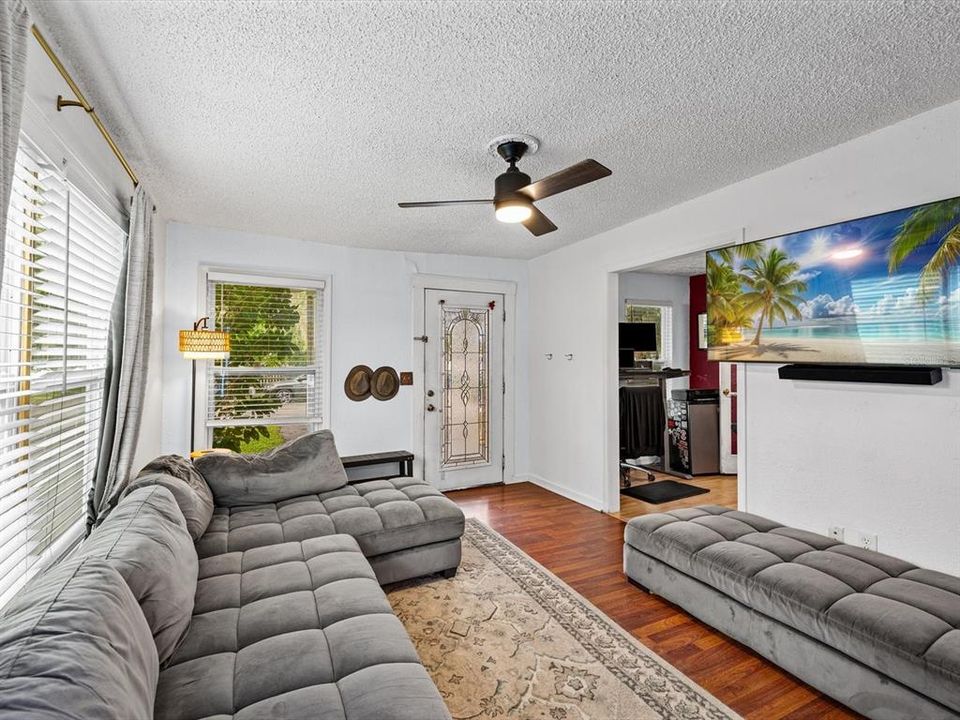 For Sale: $235,000 (2 beds, 1 baths, 852 Square Feet)