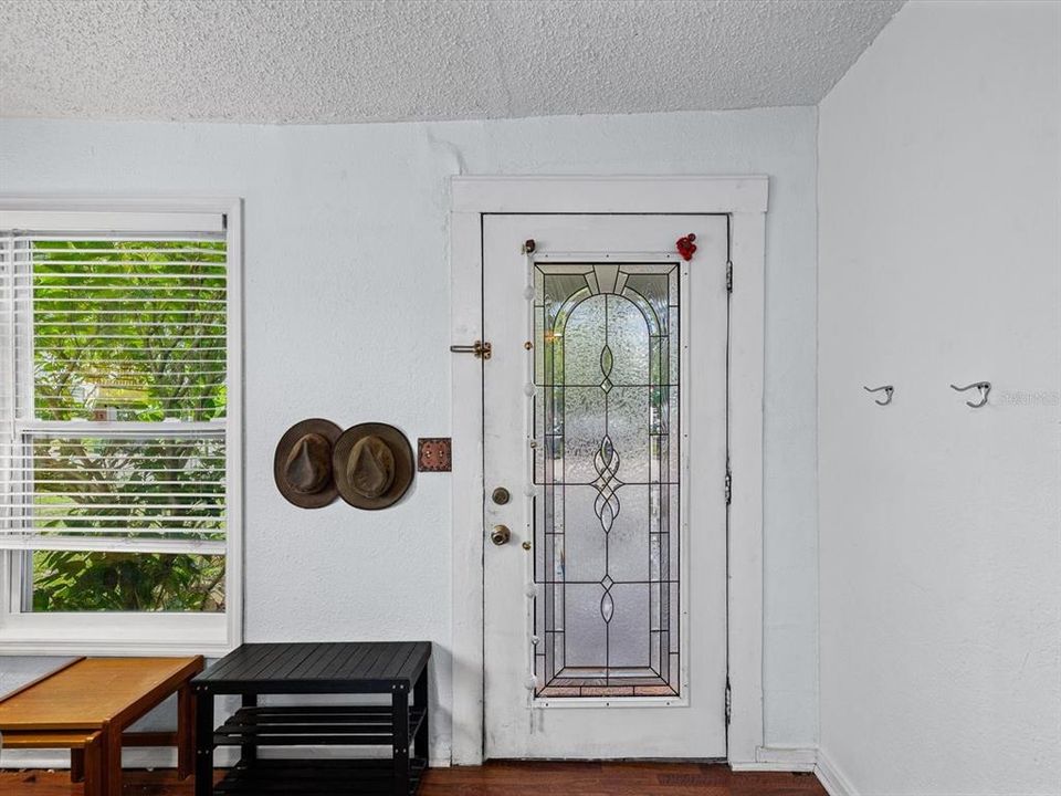 For Sale: $235,000 (2 beds, 1 baths, 852 Square Feet)