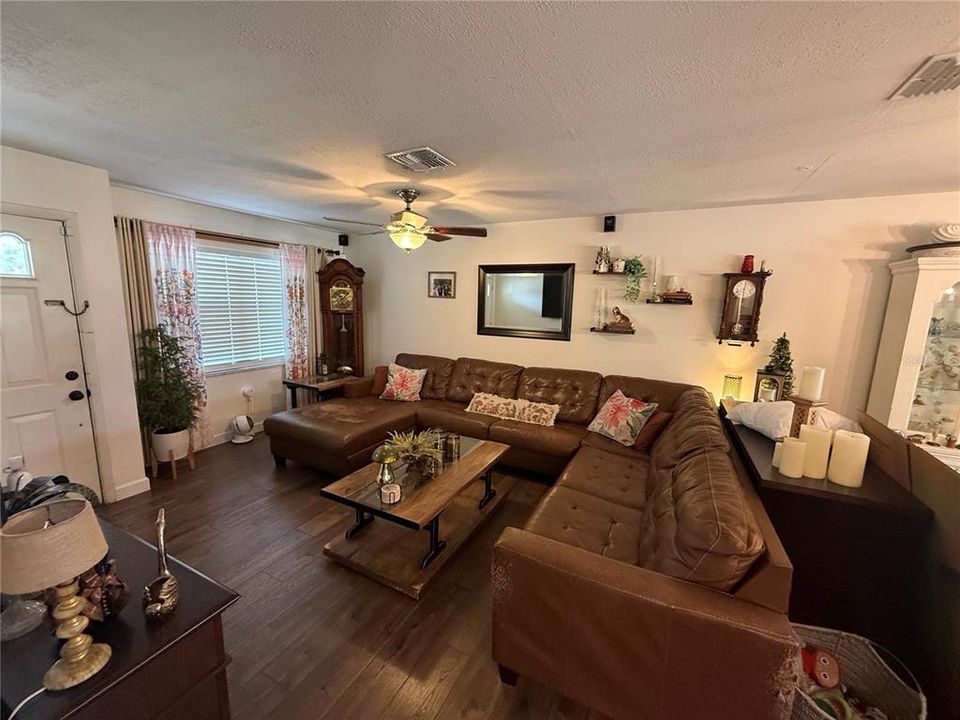 En Venta: $239,900 (3 camas, 2 baños, 1231 Pies cuadrados)