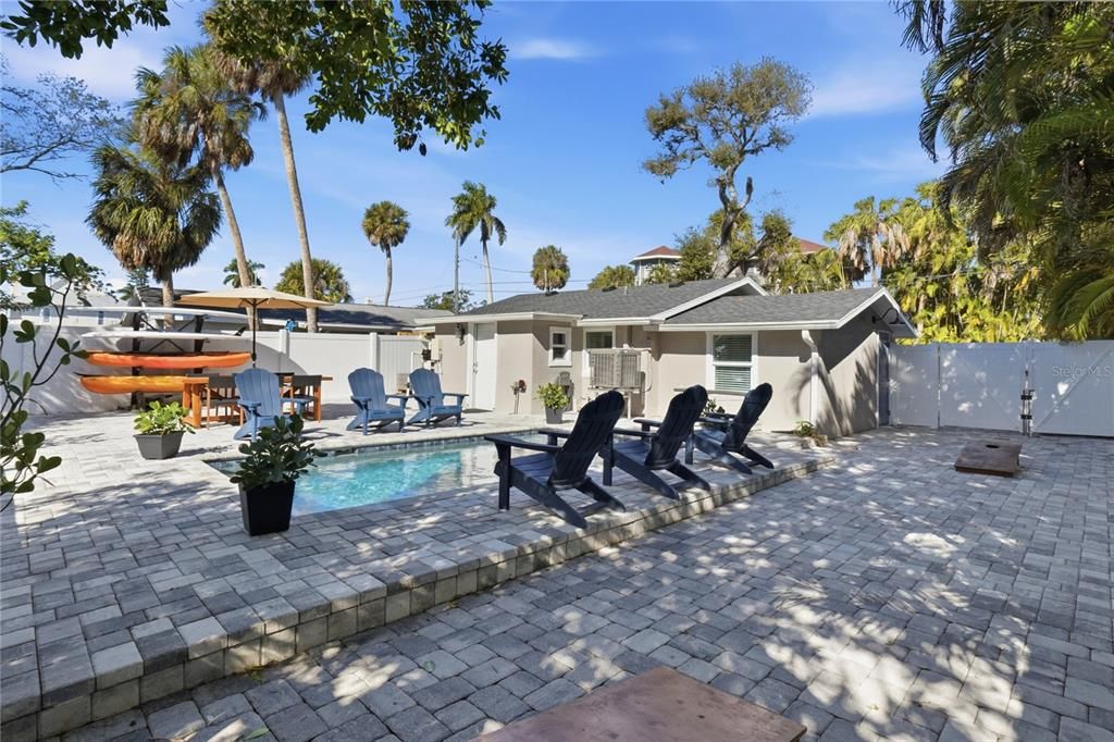 For Sale: $454,000 (2 beds, 1 baths, 838 Square Feet)